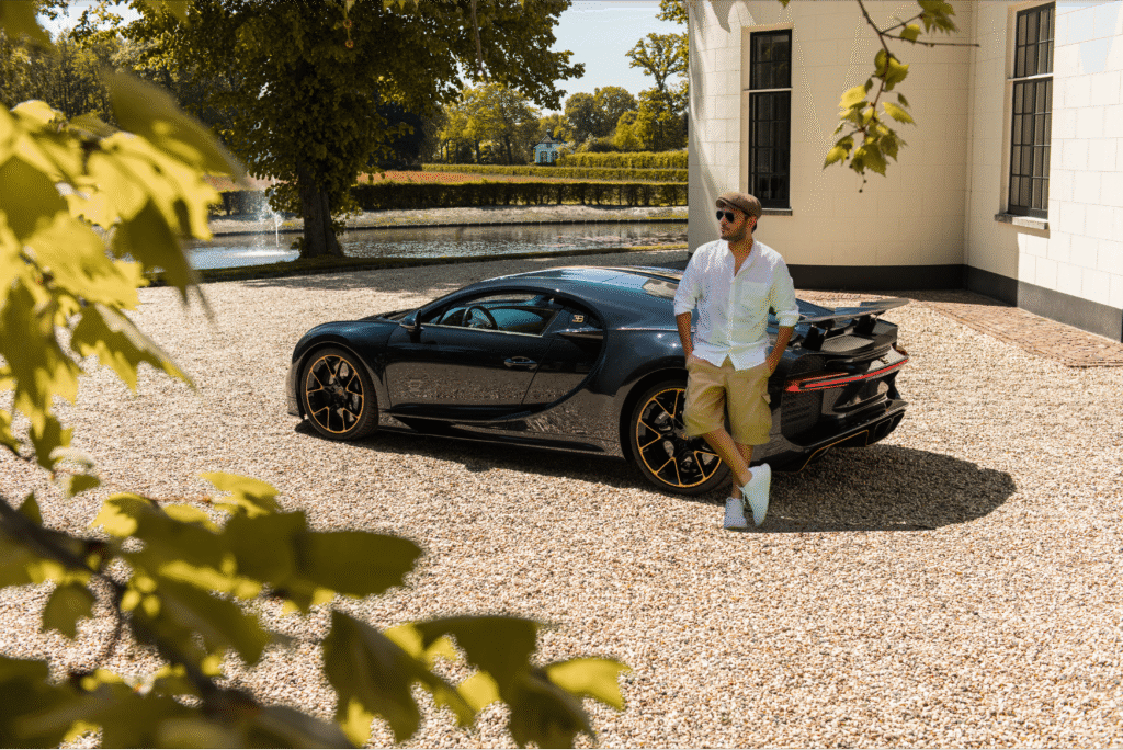 VALLTRO junto al exclusivo Bugatti Chiron L’Ébé, edición limitada con detalles en oro de 24 quilates y carrocería en fibra de carbono azul, en homenaje a la hija de Ettore Bugatti.