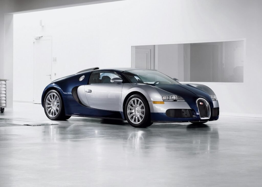 El Bugatti Veyron marcó el inicio de la era W16 y redefinió el concepto de hypercar moderno, convirtiéndose en una pieza histórica del mercado global de automóviles premium y colección.