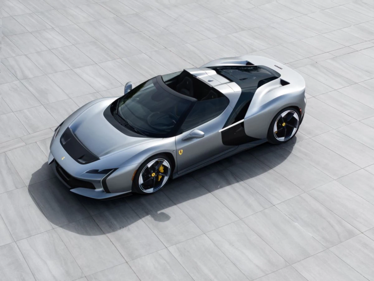 El Ferrari HC25 representa una reinterpretación futurista del roadster V8 de Ferrari, combinando una carrocería exclusiva, diseño minimalista y la esencia pura de los últimos Ferrari de motor central biturbo desarrollados en Maranello.